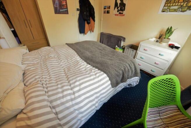 7 bed House to rent Image 6