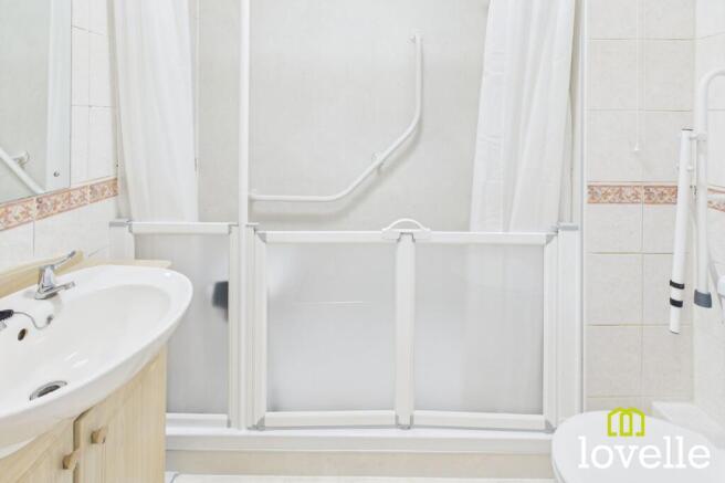2 bed Flat for sale Image 11
