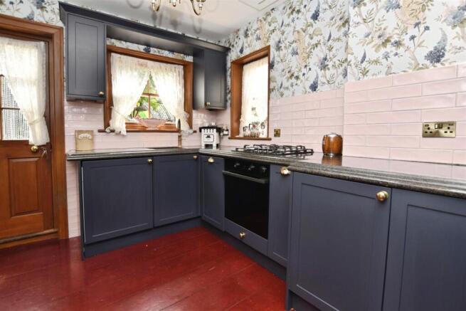 5 bed Detached for sale Image 7