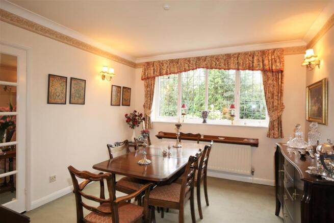 SEPARATE DINING ROOM