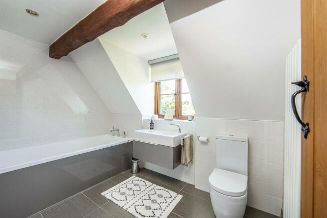 Bathroom 01.jpg