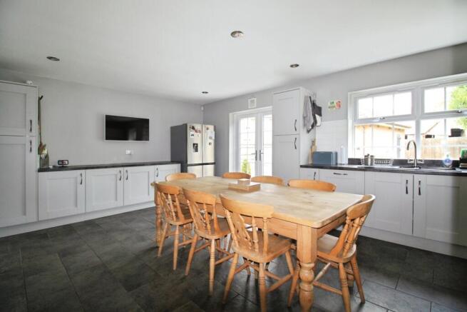4 bed Detached for sale Image 8