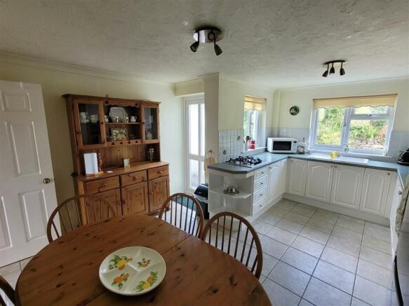 KITCHEN/DINING ROOM