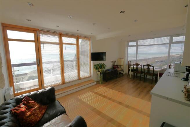 Lounge/Kitchen