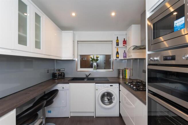FITTED KITCHEN