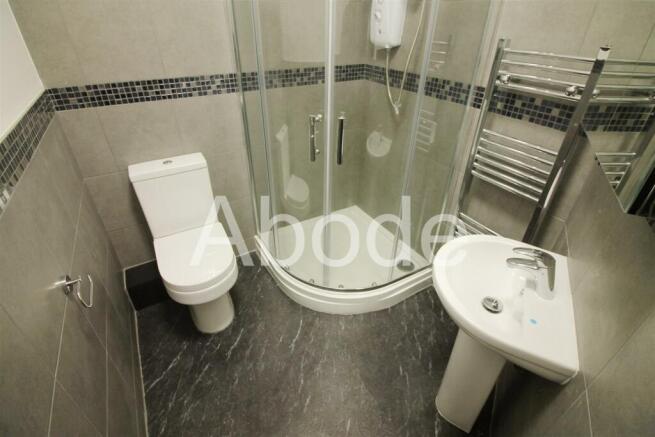 4 bed House to rent Image 11