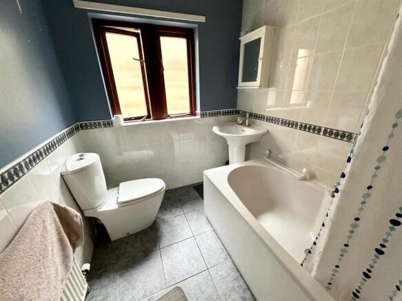 4 bed Detached to rent Image 11
