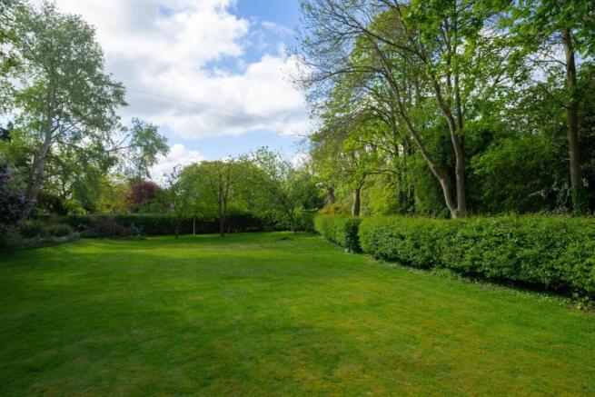5 bed Detached for sale Image 8