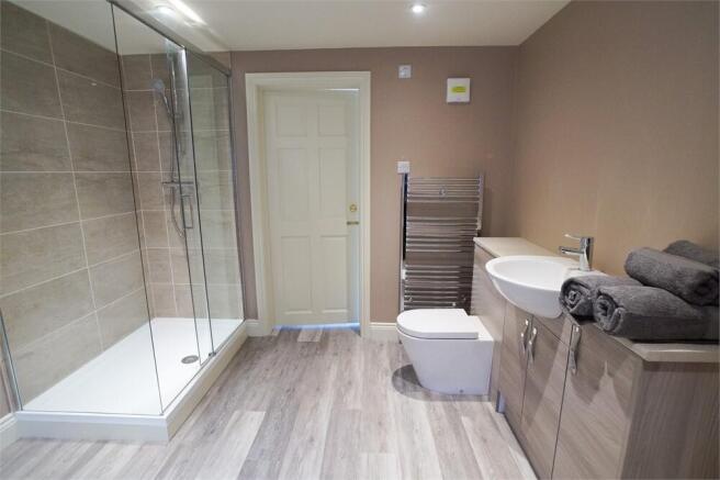En-suite to bedroom 3 