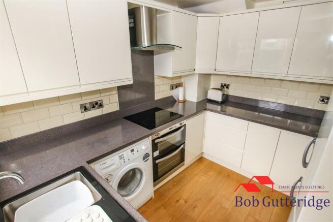 MODERN FITTED KITCHEN