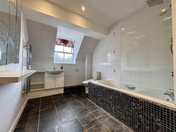 2 bed Apartment to rent Image 9