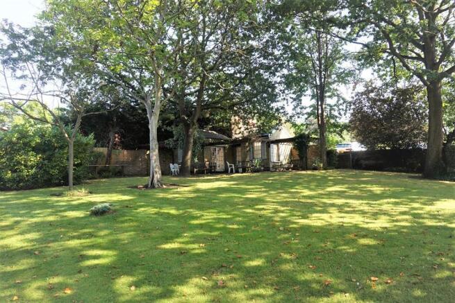 COMMUNAL GROUNDS