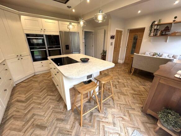 4 bed Detached for sale Image 7