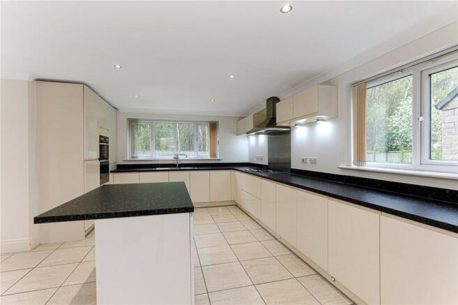 5 bed Detached for sale Image 6