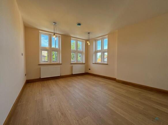 Large 2 Bedroom 1st Floor Flat