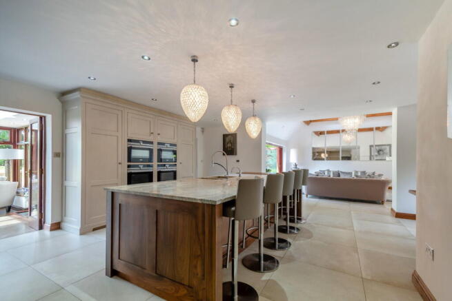 5 bed Detached for sale Image 4
