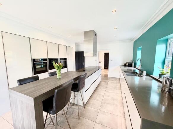 6 bed Detached for sale Image 8