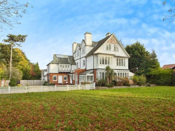 9 bed Detached for sale Image 8