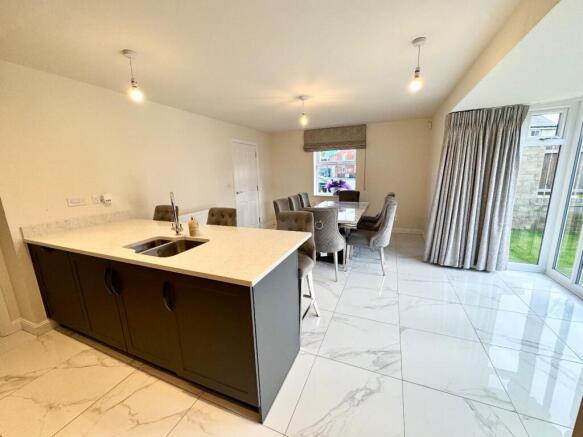 4 bed Detached for sale Image 4