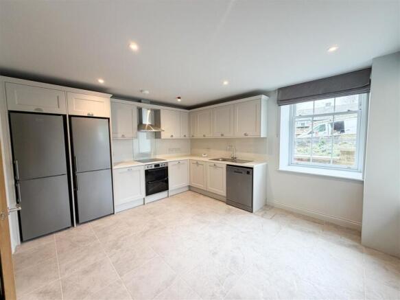 5 bed Apartment to rent Image 11