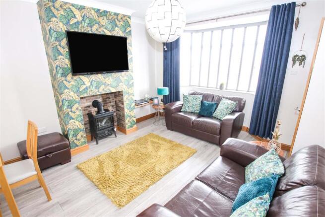 OPEN PLAN LOUNGE / FITTED KITCHEN / DINER