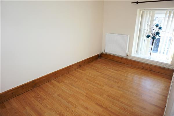 FRONT BEDROOM 2 :