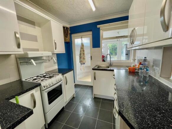 6 Cambridge Drive Kitchen.jpg