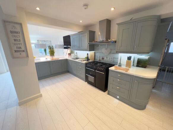 5 bed Semi-Detached for sale Image 8