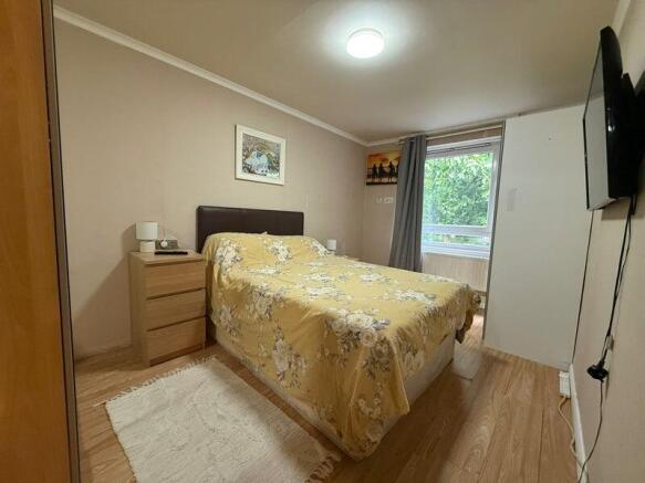 Large & Double rooms to rent