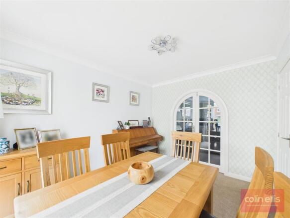 5 bed Detached for sale Image 8