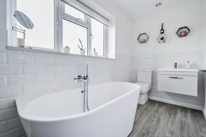 Main En-Suite Bathroom