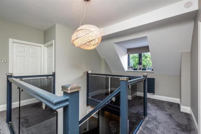 5 bed Detached for sale Image 8