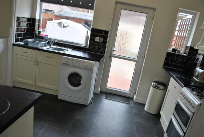FITTED KITCHEN/BREAK