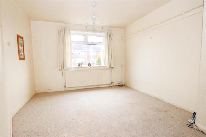 OPEN PLAN LOUNGE / DINING ROOM
