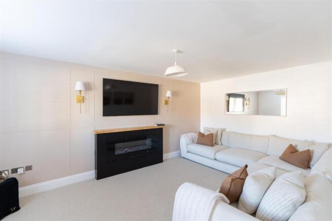 4 bed Semi-Detached for sale Image 4