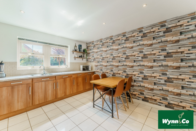 4 bed Detached for sale Image 10