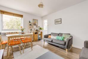 35, Ilminster Gardens, London SW11 1PJ