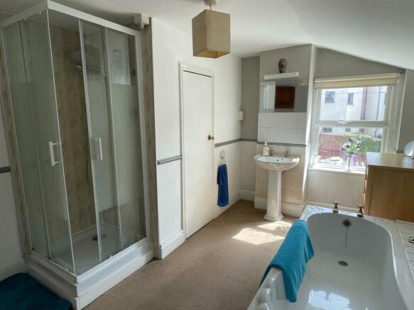Bathroom..jpg
