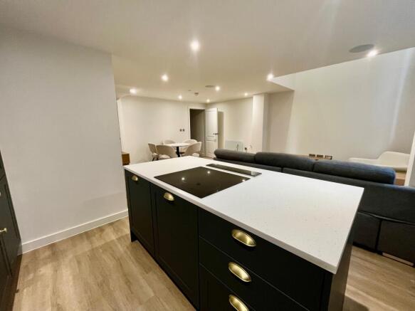 2 bed Apartment to rent Image 4