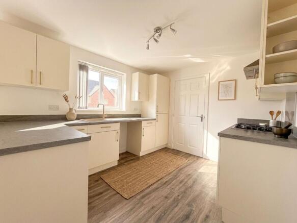 5 bed Detached for sale Image 2
