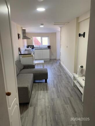 Studio flat to rent, Bertram Street