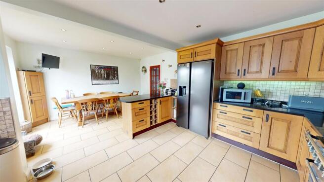 4 bed Detached for sale Image 5