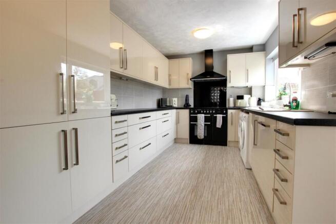 3 bed Semi-Detached for sale Image 6