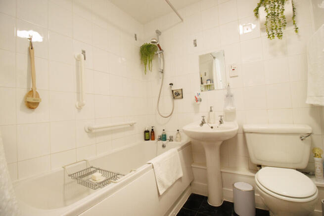 3 bed Apartment for sale Image 8