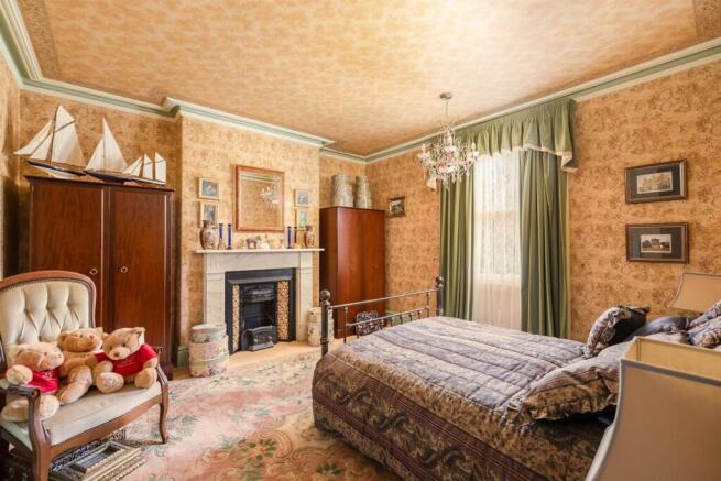 7 bed House for sale Image 12