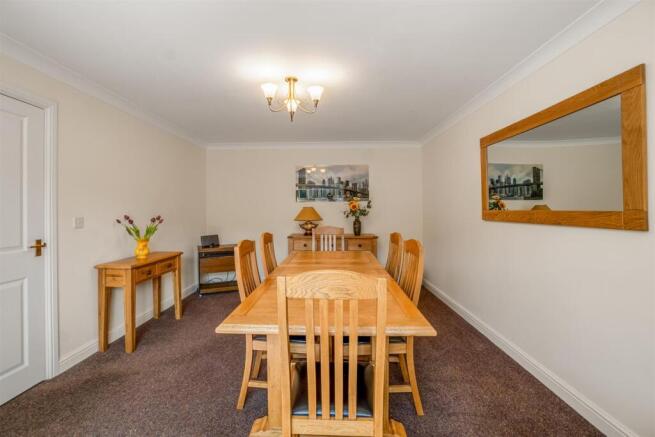 5 bed Detached for sale Image 11