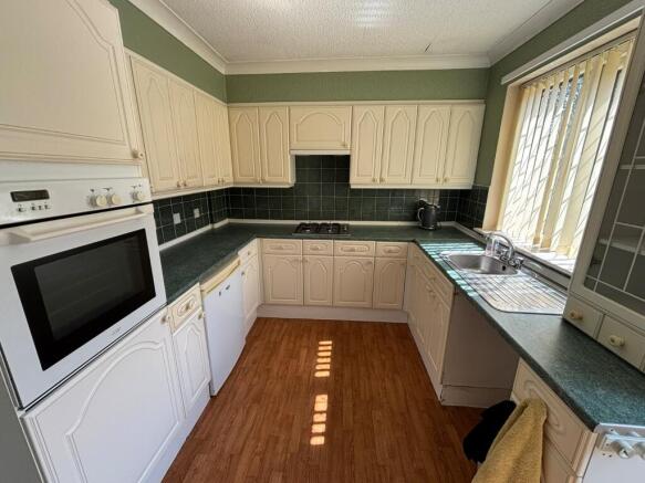 3 bed Bungalow to rent Image 3
