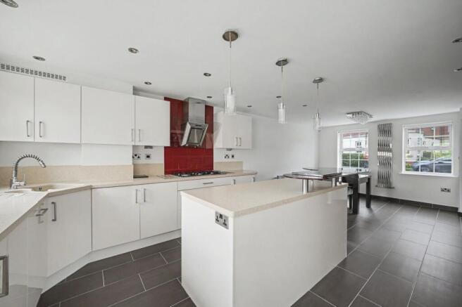 5 bed Detached for sale Image 5