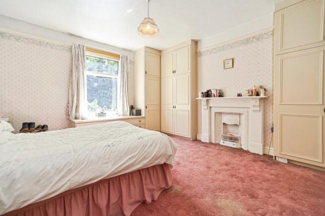 5 bed Semi-Detached for sale Image 8