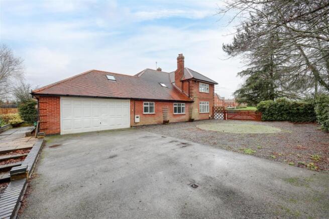 Garage / Parking